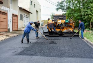Trecho de rua no Regina Picelli recebe obra de recapeamento asfáltico