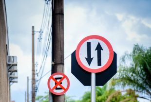 Rua 17-BE entre Avenida Kennedy e Avenida 33 tem mão dupla de direção