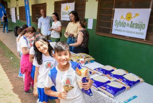 Alunos da Escola Sylvio de Araújo trocam recicláveis por produtos de limpeza
