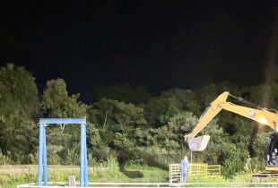 Daae executa limpeza preventiva na canaleta de captação da ETA 2