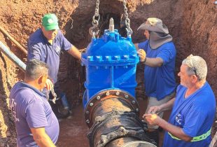 Daae faz troca emergencial de registro em adutora ao lado da rodovia Washington Luís