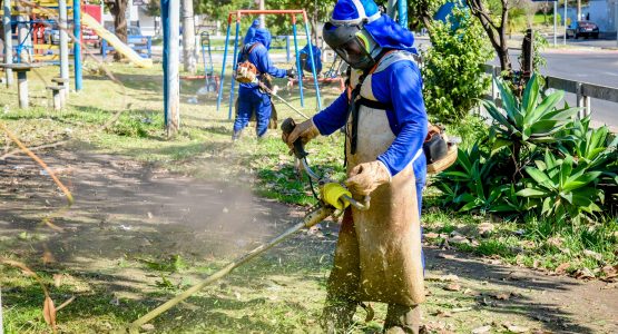 Prefeitura faz limpeza e corte de mato no Inocoop
