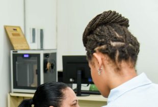 Mais 180 pessoas recebem aparelhos auditivos em RC