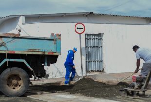 Prefeitura faz suavização de valetas na Rua M-1 com Av. M-15, na Vila Martins