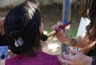 Mulheres participam de atividade de autocuidado