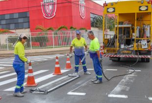 Prefeitura reforça pintura de solo em trechos da Vila Martins