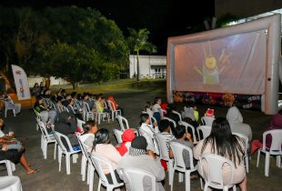 Cine ao Luar levou diversão para crianças do bairro Mãe Preta