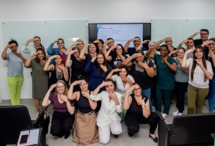 Profissionais têm aula de Libras para aprimorar atendimentos