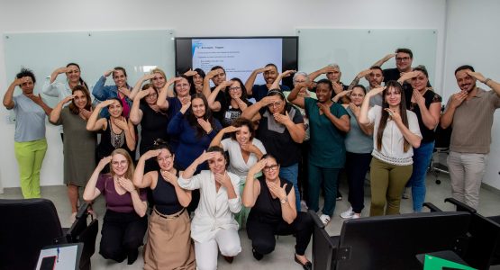 Profissionais têm aula de Libras para aprimorar atendimentos