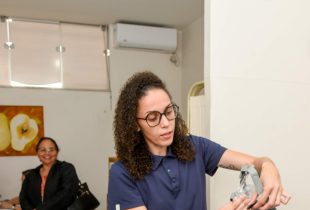Pacientes recebem aparelho para tratamento de apneia do sono