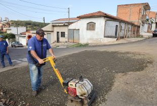 Prefeitura faz reparo asfáltico em trechos do Santa Elisa