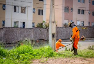 Prefeitura faz limpeza e corte de mato no Jardim das Nações