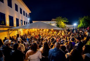 Público lota área do Museu para curtir roda de samba do Quintal das Pretas