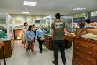 Pessoas com deficiência visitam Museu de Paleontologia da Unesp
