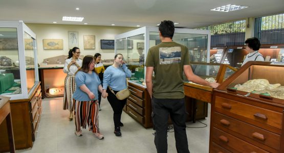 Pessoas com deficiência visitam Museu de Paleontologia da Unesp