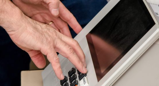 Pessoas com deficiência visual fazem simulação de voto em urna eleitoral