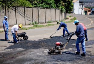 Prefeitura faz tapa-buracos em trechos do Jardim Centenário