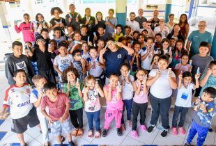 Crianças aprendem na escola sobre saúde bucal