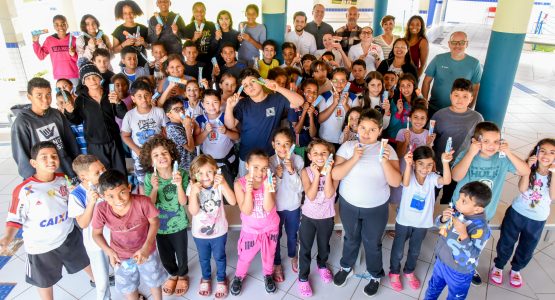 Crianças aprendem na escola sobre saúde bucal