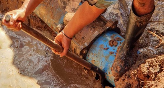 Daae faz reparo emergencial em adutora no Jd. Paulista