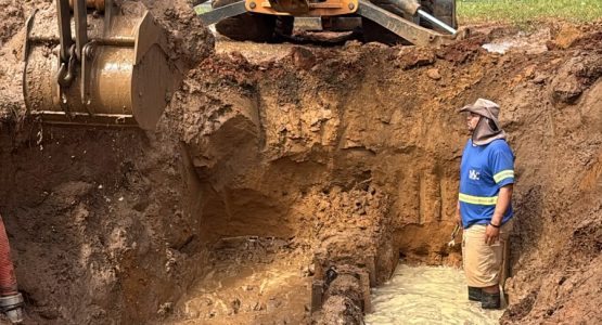 Reparo emergencial é realizado em adutora no Jd. Floridiana
