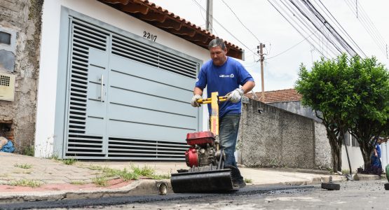 Prefeitura faz tapa-buracos em trechos do Jd São Paulo e Parque Universitário